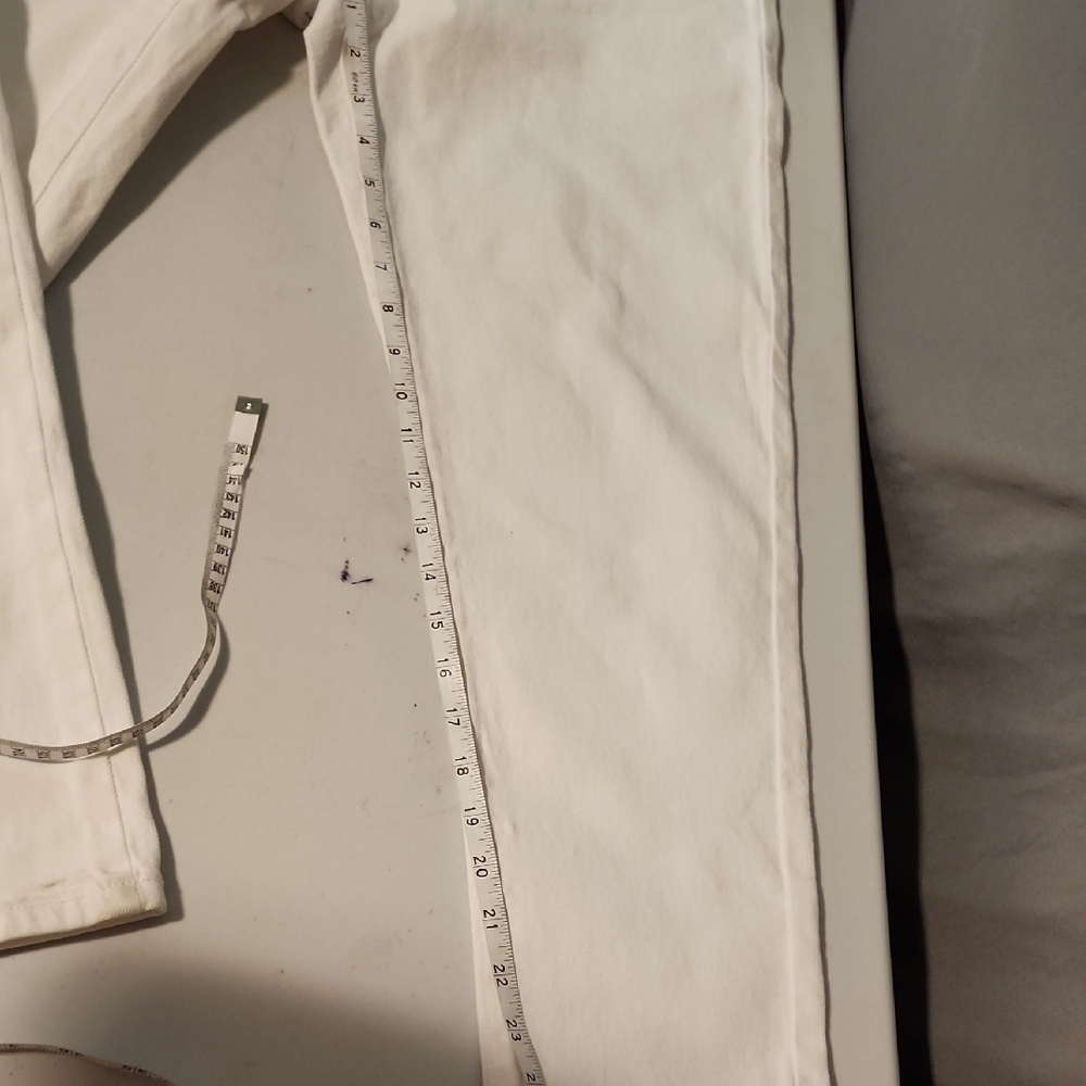 Michael Kors White Capris with Smooth Finish - Picture 7 of 10
